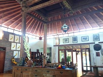 Villa Joglo Tropis dengan Kolam Renang dekat Jalan Palagan
