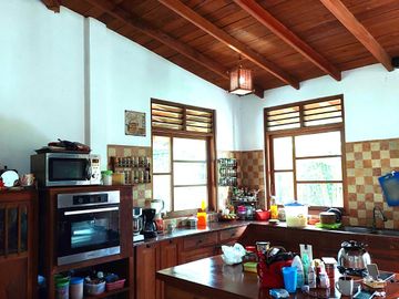 Villa Joglo Tropis dengan Kolam Renang dekat Jalan Palagan