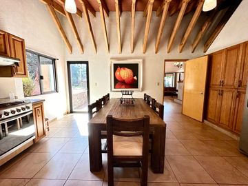 CASA EN VENTA EN EL CENTRO DE AVÁNDARO EN VALLE DE BRAVO