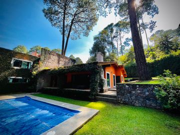 CASA EN VENTA EN EL CENTRO DE AVÁNDARO EN VALLE DE BRAVO