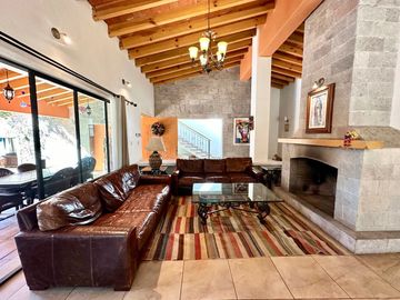 CASA EN VENTA EN EL CENTRO DE AVÁNDARO EN VALLE DE BRAVO