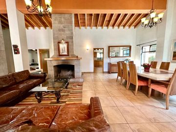 CASA EN VENTA EN EL CENTRO DE AVÁNDARO EN VALLE DE BRAVO