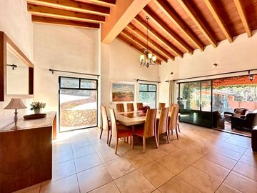 CASA EN VENTA EN EL CENTRO DE AVÁNDARO EN VALLE DE BRAVO