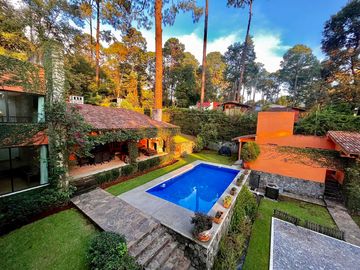 CASA EN VENTA EN EL CENTRO DE AVÁNDARO EN VALLE DE BRAVO