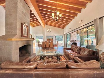 CASA EN VENTA EN EL CENTRO DE AVÁNDARO EN VALLE DE BRAVO