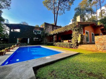 CASA EN VENTA EN EL CENTRO DE AVÁNDARO EN VALLE DE BRAVO