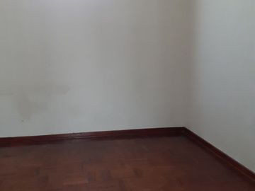 Vendo casa amplia de 210m² en primer piso + estacionamiento