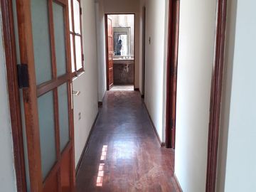 Vendo casa amplia de 210m² en primer piso + estacionamiento