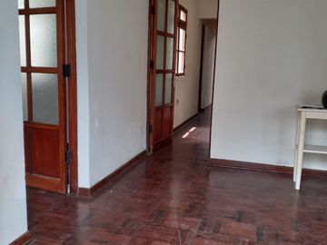 Vendo casa amplia de 210m² en primer piso + estacionamiento