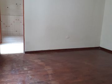 Vendo casa amplia de 210m² en primer piso + estacionamiento