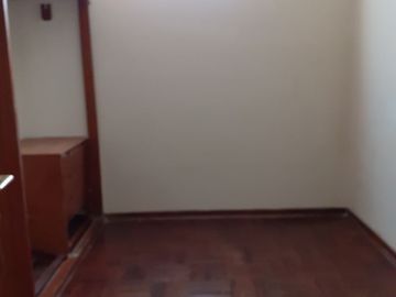 Vendo casa amplia de 210m² en primer piso + estacionamiento