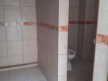 Vendo casa amplia de 210m² en primer piso + estacionamiento