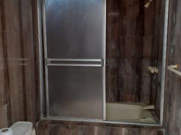 Vendo casa amplia de 210m² en primer piso + estacionamiento