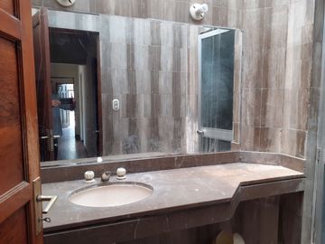 Vendo casa amplia de 210m² en primer piso + estacionamiento