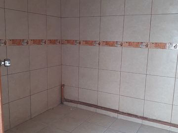 Vendo casa amplia de 210m² en primer piso + estacionamiento
