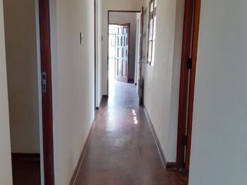 Vendo casa amplia de 210m² en primer piso + estacionamiento