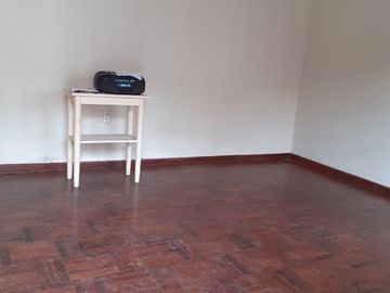 Vendo casa amplia de 210m² en primer piso + estacionamiento