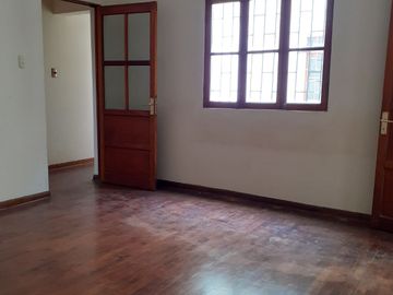 Vendo casa amplia de 210m² en primer piso + estacionamiento