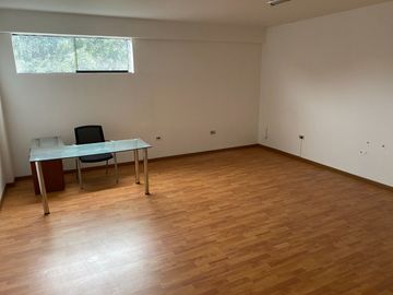 ALQUILO OFICINAS Y/O CONSULTORIOS EN BATALLON CALLAO SUR, CHACARILLA