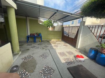 CASA DE TRES PISOS CON LOCAL COMERCIAL EN VENTA EN LA PRIMERO DE MAYO PORTOVIEJO