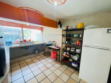 Propiedad para remodelar en el Centro de Cuernavaca: Casa para Remodelar con Departamentos y Local Comercial