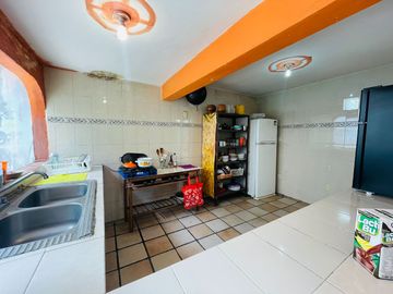 Propiedad para remodelar en el Centro de Cuernavaca: Casa para Remodelar con Departamentos y Local Comercial