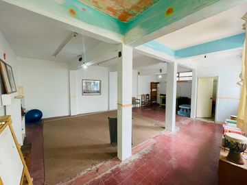 Propiedad para remodelar en el Centro de Cuernavaca: Casa para Remodelar con Departamentos y Local Comercial