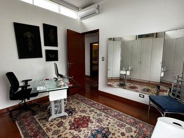 BONITA, MODERNA CASA DE DOS PLANTAS TOTALMENTE REMODELADA EN CASUARINAS BAJA