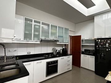 BONITA, MODERNA CASA DE DOS PLANTAS TOTALMENTE REMODELADA EN CASUARINAS BAJA