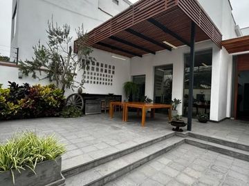 BONITA, MODERNA CASA DE DOS PLANTAS TOTALMENTE REMODELADA EN CASUARINAS BAJA