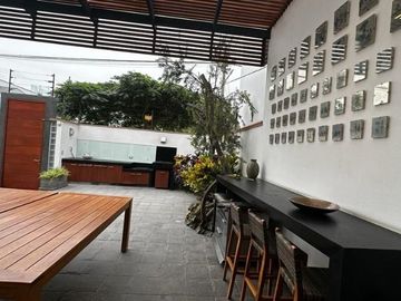 BONITA, MODERNA CASA DE DOS PLANTAS TOTALMENTE REMODELADA EN CASUARINAS BAJA