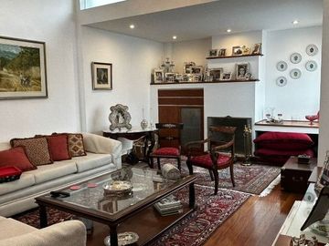 BONITA, MODERNA CASA DE DOS PLANTAS TOTALMENTE REMODELADA EN CASUARINAS BAJA