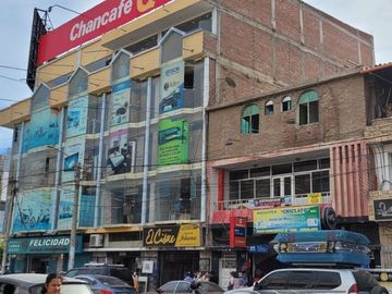 VENTA DE AMPLIO DEPARTAMENTO EN TERCER PISO EN EL CENTRO DE CHICLAYO