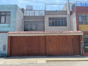 ¡Gran Oportunidad! Casa A Precio De Terreno En Urb. Los Laureles