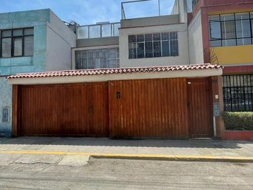 ¡Gran Oportunidad! Casa A Precio De Terreno En Urb. Los Laureles
