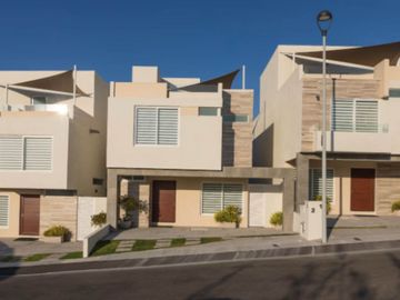 Casa con jardín y rooftop, con ventanales y espacios amplios, pre-construcción, Zibata venta, Queretaro.
