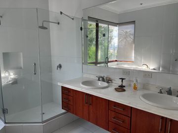 Urb Rancho San Francisco Casa de Venta de 5 habitaciones o dormitorios Cumbayá Quito Ecuador