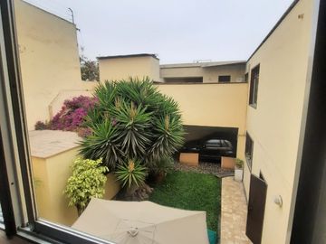 Vendo Casa en esquina en La Aurora Miraflores.