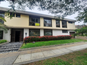 Vendo Casa en esquina en La Aurora Miraflores.