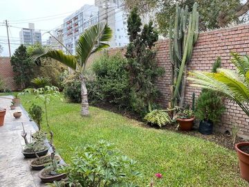 Vendo Casa en esquina en La Aurora Miraflores.
