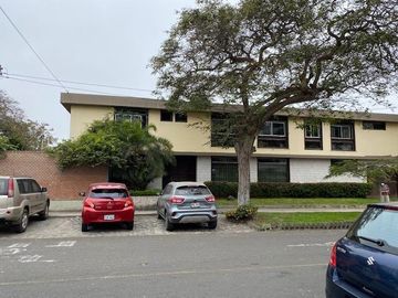 Vendo Casa en esquina en La Aurora Miraflores.