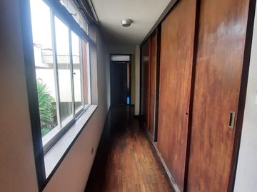 Vendo Casa en esquina en La Aurora Miraflores.