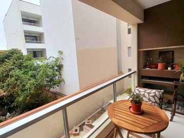 VENTA EN CORAZON DE MIRAFLORES APARTAMENTO FLAT 124.32 M2 VIVE CON COMODIDAD SEGURIDAD Y CERCA DE TODO