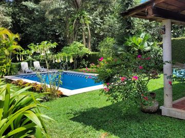 RESIDENCIA CAMPESTRE EN VENTA PARA REMODELAR TRES RECAMARAS CON AMPLIO JARDIN CAMINO ANTIGUO A COATEPEC XALAPA