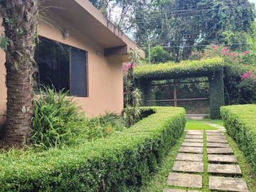 RESIDENCIA CAMPESTRE EN VENTA PARA REMODELAR TRES RECAMARAS CON AMPLIO JARDIN CAMINO ANTIGUO A COATEPEC XALAPA