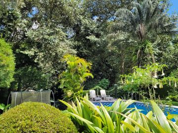 RESIDENCIA CAMPESTRE EN VENTA PARA REMODELAR TRES RECAMARAS CON AMPLIO JARDIN CAMINO ANTIGUO A COATEPEC XALAPA