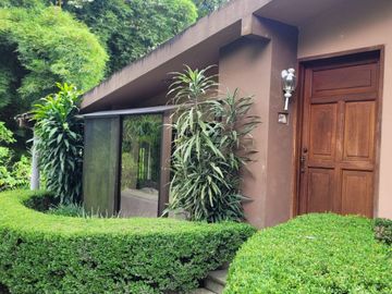 RESIDENCIA CAMPESTRE EN VENTA PARA REMODELAR TRES RECAMARAS CON AMPLIO JARDIN CAMINO ANTIGUO A COATEPEC XALAPA