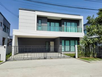 House for sale at Centro Bangna. 4 bedrooms 5 bathrooms  and maid room with living area 289 sq.m. Fully fitted and ready to move in.