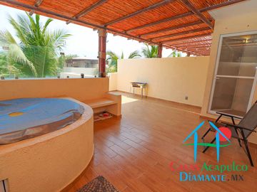 Casa con roof garden y jacuzzi