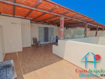 Casa con roof garden y jacuzzi
